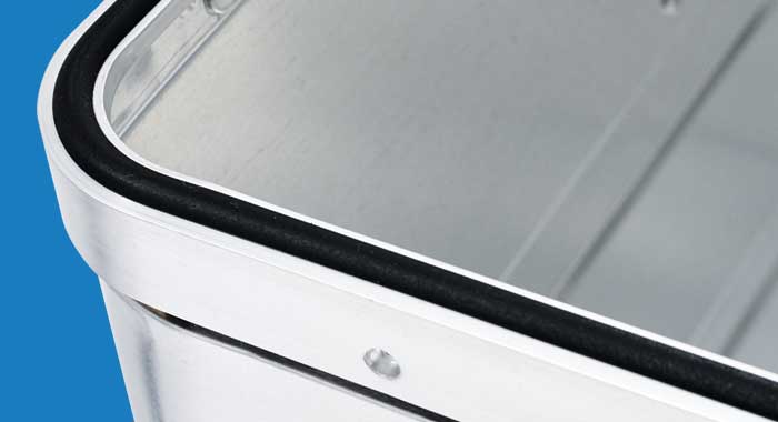 Dust and splash-water protection