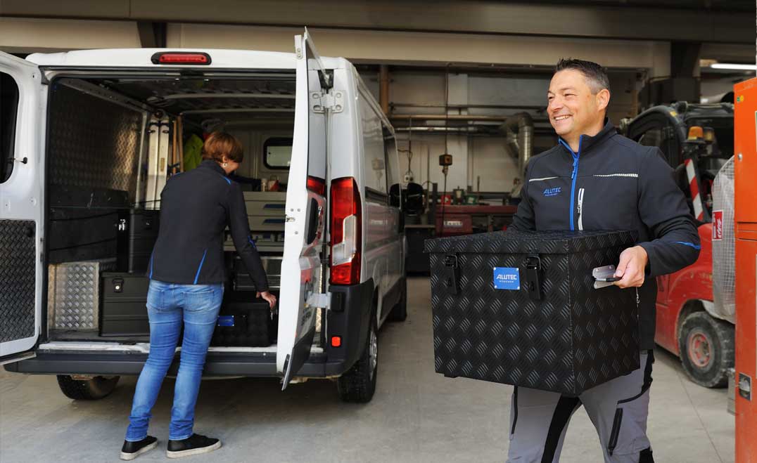 Beladen eines Vans mit ALUTEC EXTREME Alu-Riffelblechboxen für eine Outdoortour