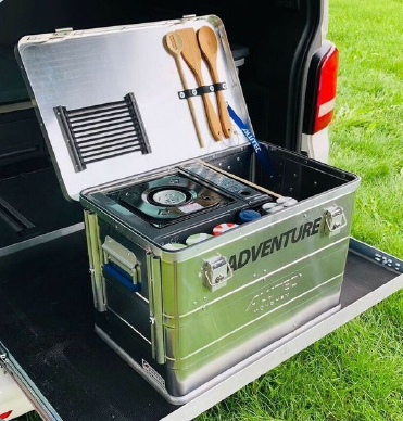 Individuelle Adventure-Ausstattung einer ALUTEC CLASSIC Alubox mit Kochutensilien
