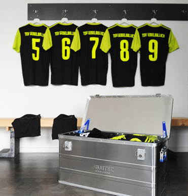 ALUTEC CLASSIC Alubox mit Sicherheitsschlösser im Sportverein mit Trikots und Bekleidung 