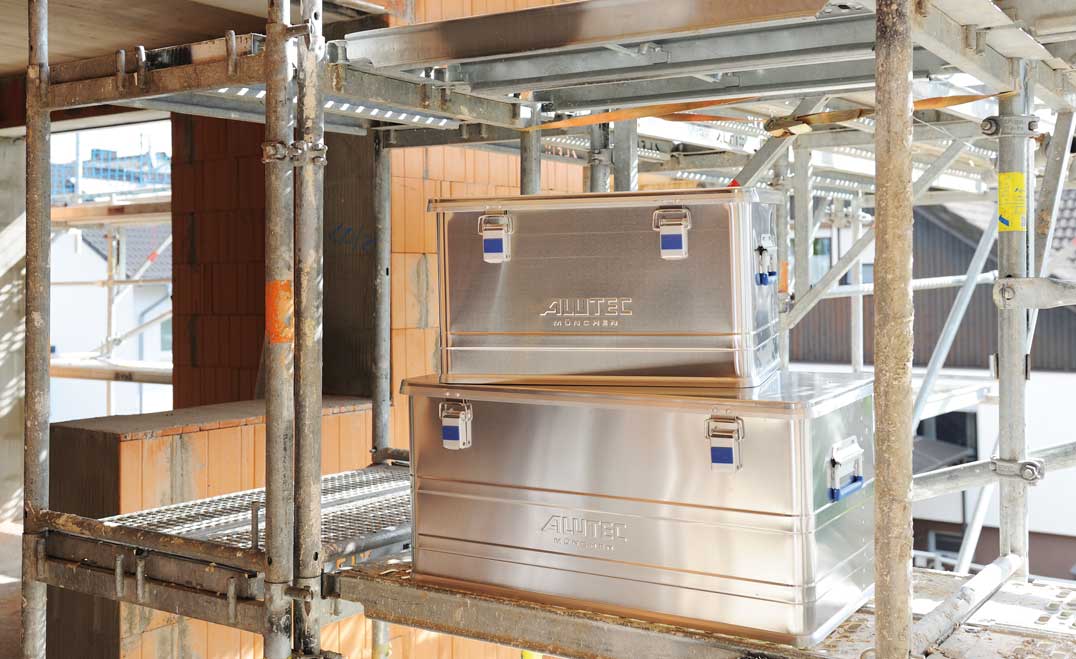 ALUTEC COMFORT Alu-Transportboxen auf Baugerüst bei Rohbauarbeiten
