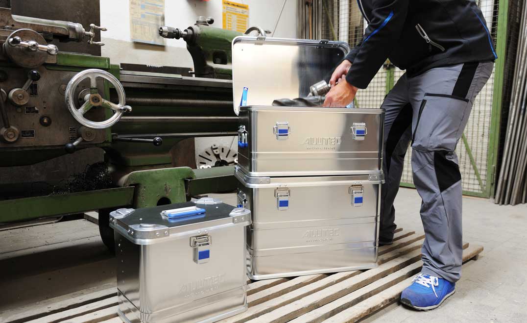Aufbewahrung von Präzisions-Werkzeug und Messgeräte in ALUTEC INDUSTRIE Aluboxen vor Drehmaschine