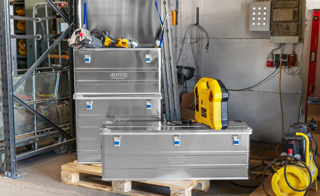 ALUTEC INDUSTRIE Aluboxen mit Werkzeug auf Palette in Industrieinstandhaltungs-Werkstatt