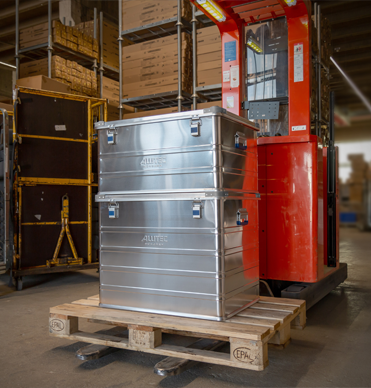 ALUTEC COMFORT Aluboxen beim Transport mit FTS- Flurförder im Versandlager 