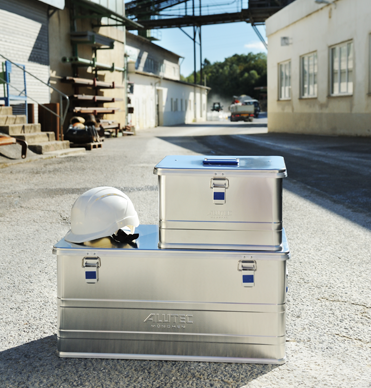 ALUTEC COMFORT Aluboxen mit Helm auf Industriegelände