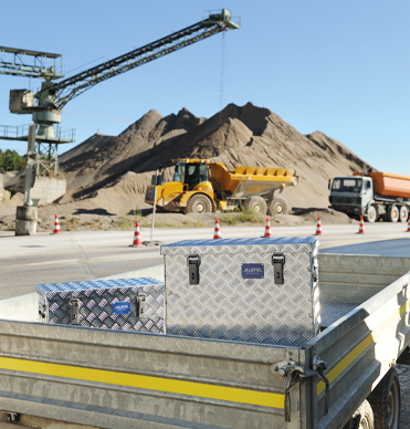 ALUTEC EXTREME ALU-Riffelblechboxen auf Trailer in Kiesgrube