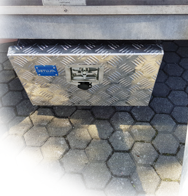 TRUCK-Unterflurbox von ALUTEC aus extra starkem 3 mm Alu-Riffelblech an Lkw-Fahrgestell