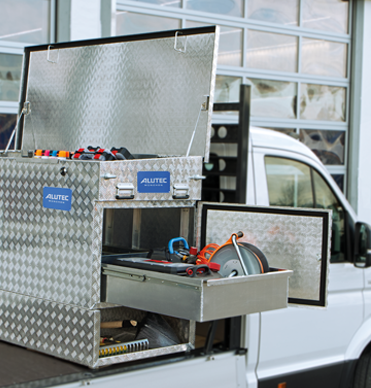 ALUTEC Pritschenbox mit seitlichem Zugriff auf Werkzeug und sperriges Material