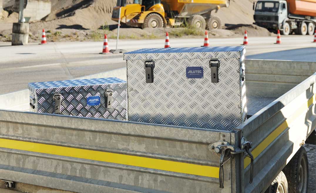 ALUTEC EXTREME ALU-Riffelblechboxen auf Trailer in Kiesgrube