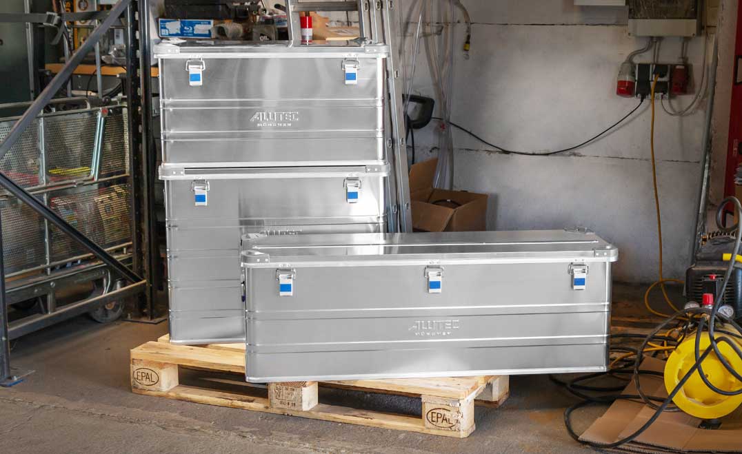 ALUTEC INDUSTRIE Aluboxen mit Werkzeug auf Palette in Industrieinstandhaltungs-Werkstatt