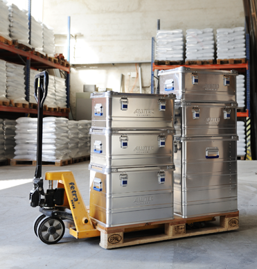 ALUTEC INDUSTRY Aluboxen versandbereit auf Hubwagen