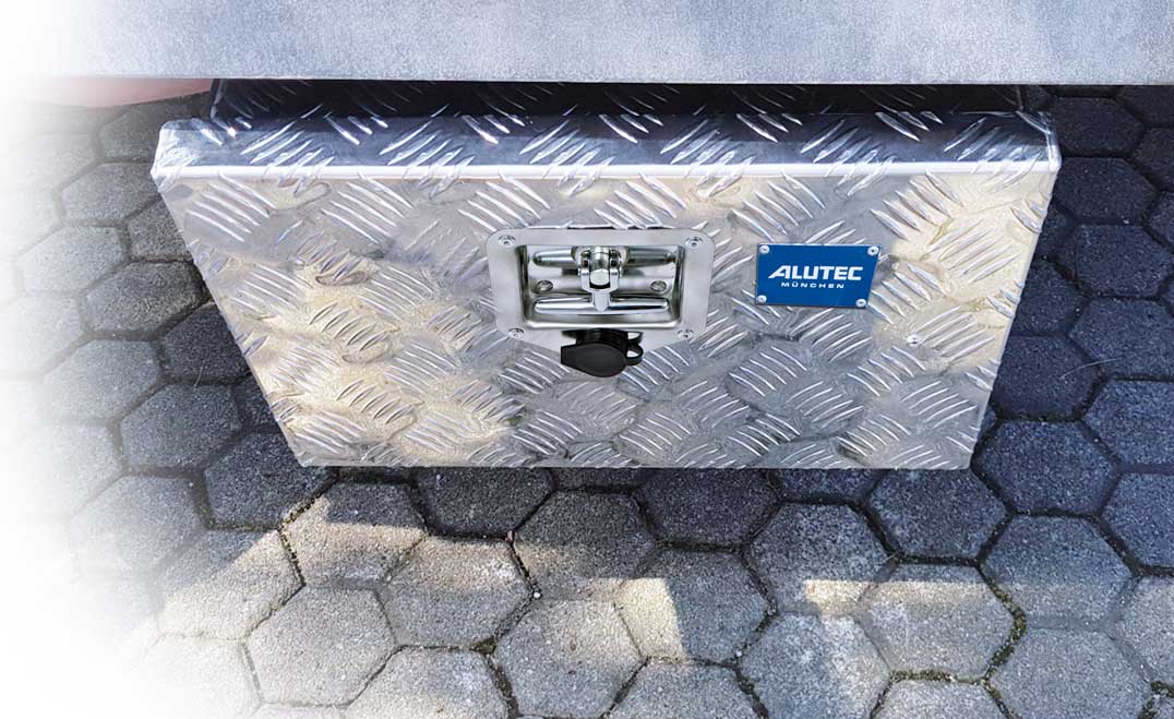 TRUCK-Unterflurbox von ALUTEC aus extra starkem 3 mm Alu-Riffelblech an Lkw-Fahrgestell