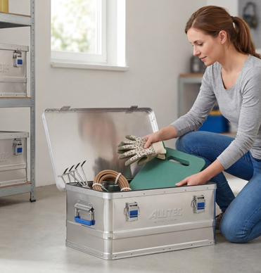 Frau bei Aufbewahrung von Werkzeug und Kleinmaterial in ALUTEC BASIC Alubox